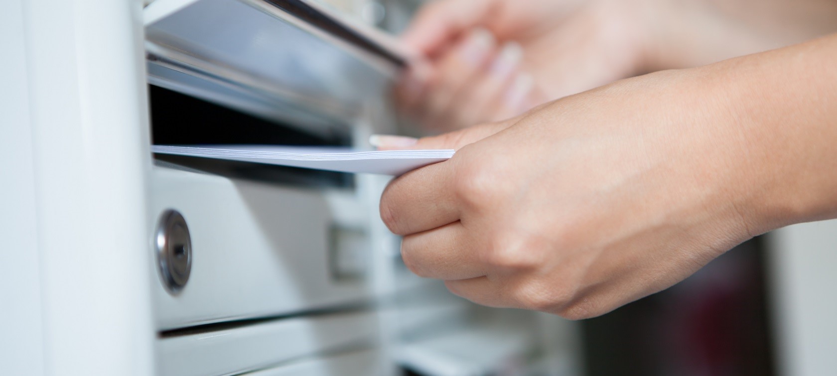 Brief wird in Briefkasten gesteckt Brief wird in Briefkasten gesteckt